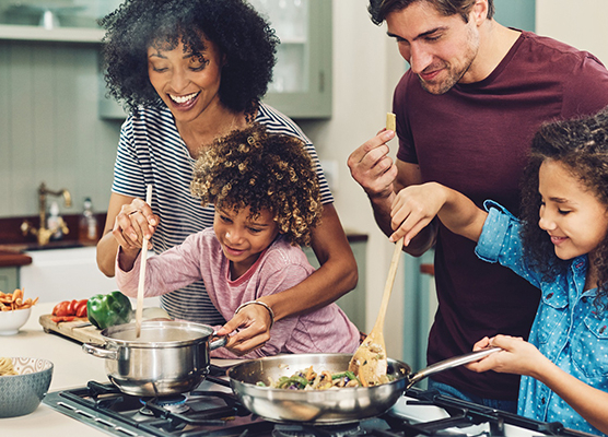 famille cuisinant au gaz