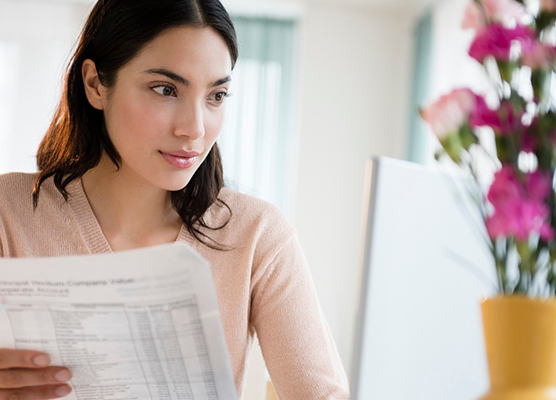 femme décryptant une facture d'énergie