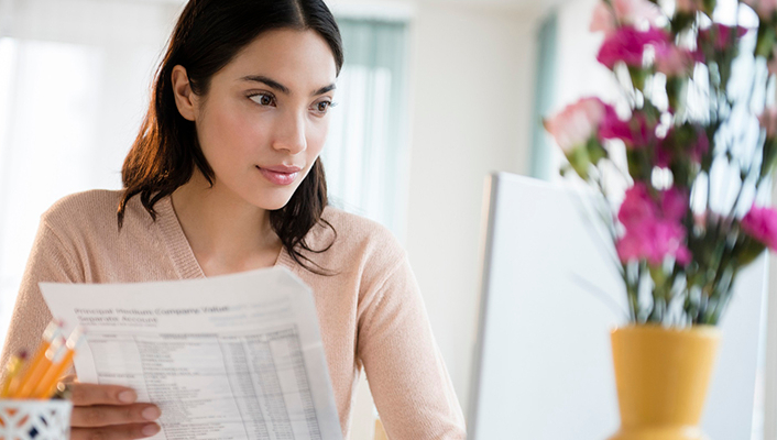 femme décryptant une facture d'énergie